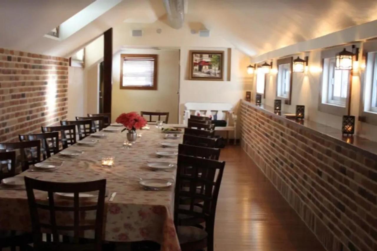 2br Airy & Tidy With Free Covered Parking - Modern Apartment *