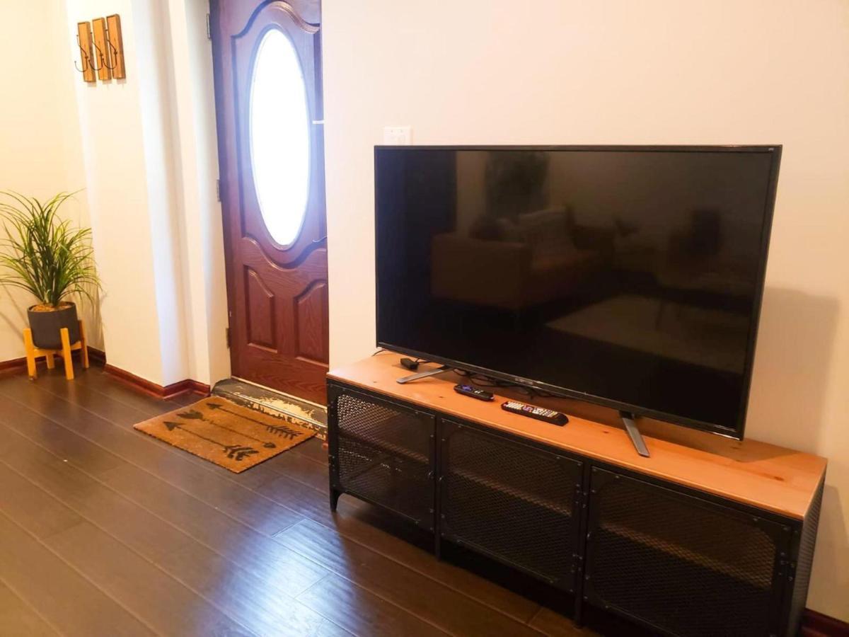 2br Airy & Tidy With Free Covered Parking - Modern *