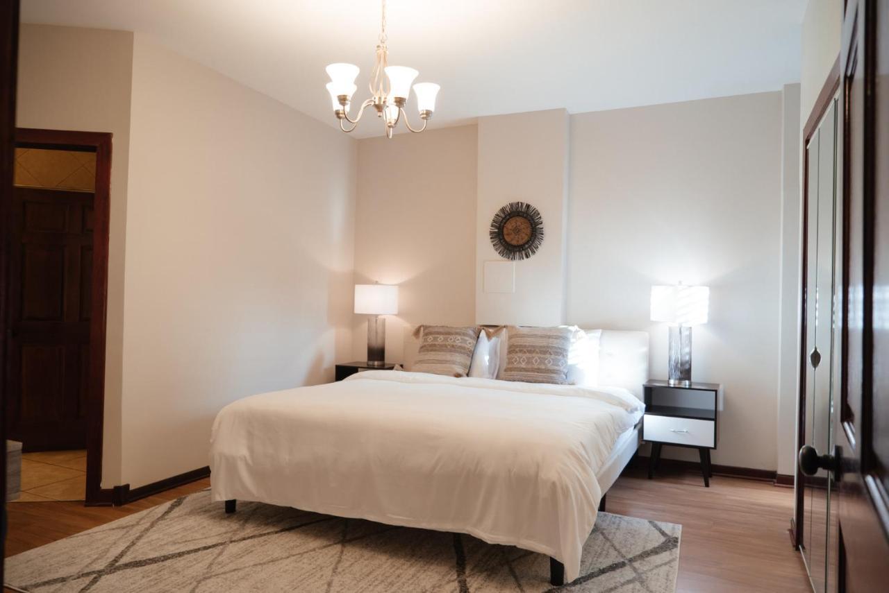 2br Airy & Tidy With Free Covered Parking - Modern Apartment *