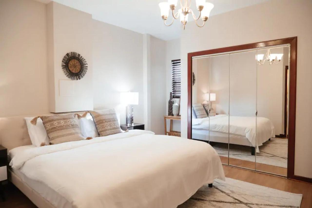 Apartment 2br Airy & Tidy With Free Covered Parking - Modern Chicago