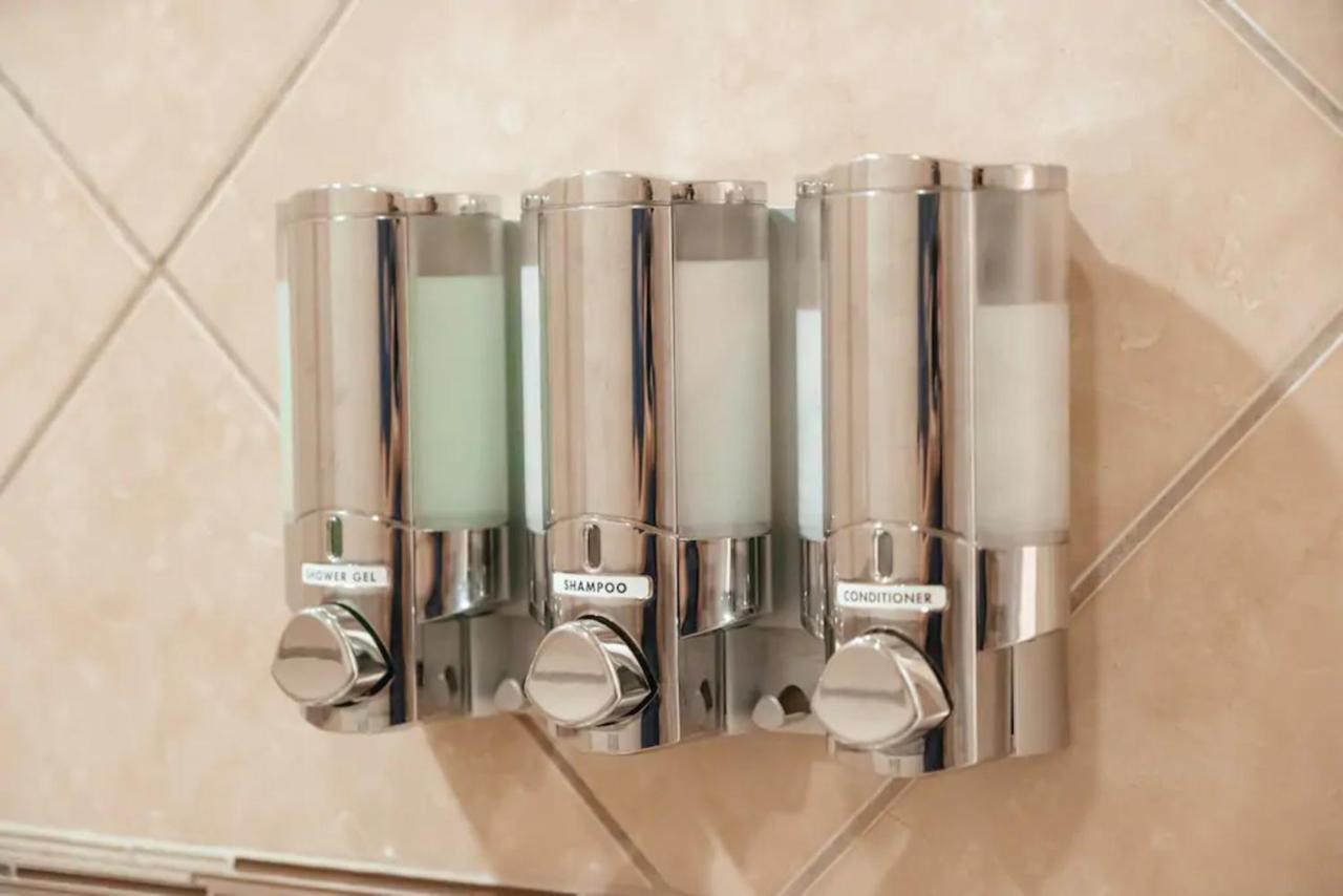 Apartment 2br Airy & Tidy With Free Covered Parking - Modern