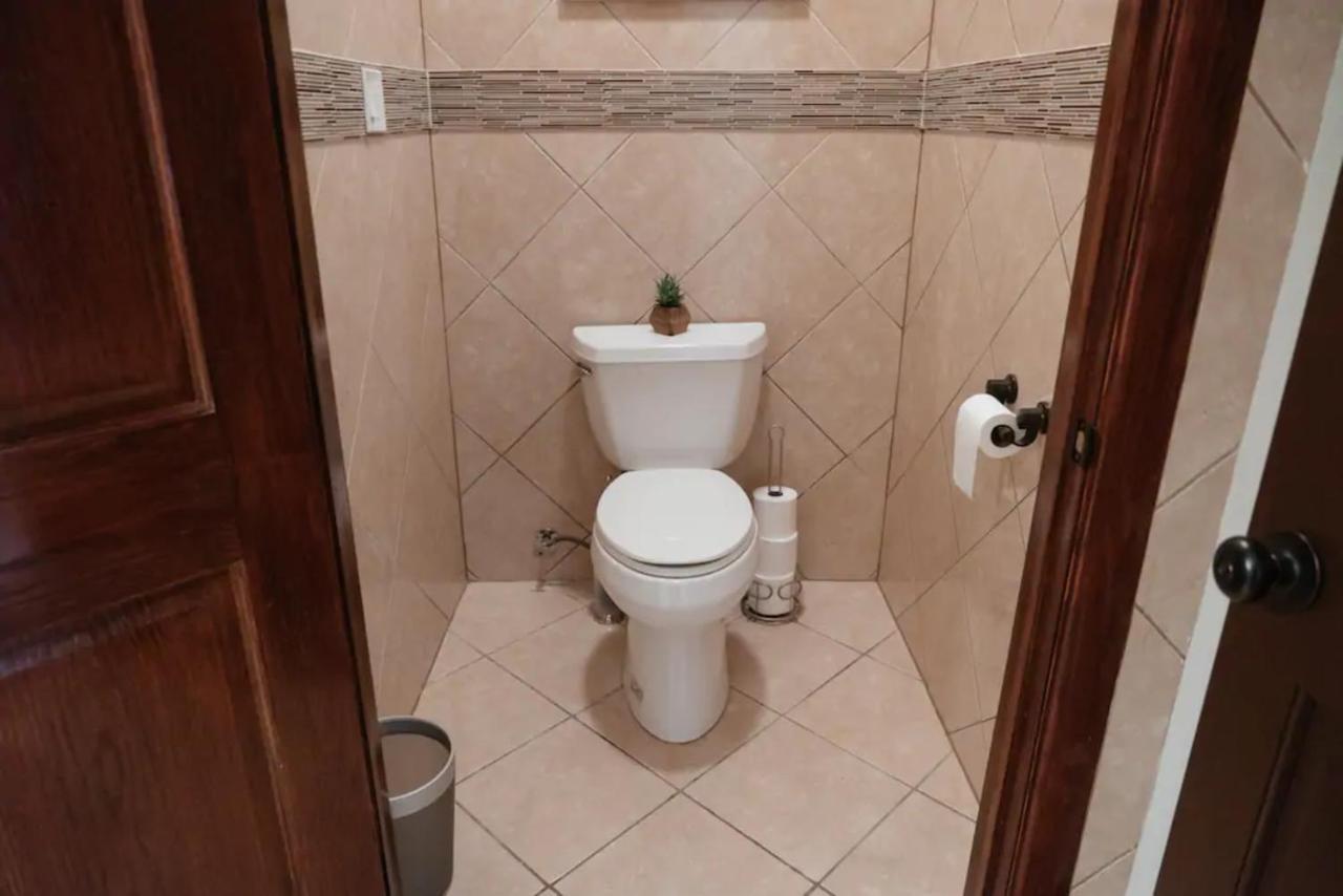 Apartment 2br Airy & Tidy With Free Covered Parking - Modern