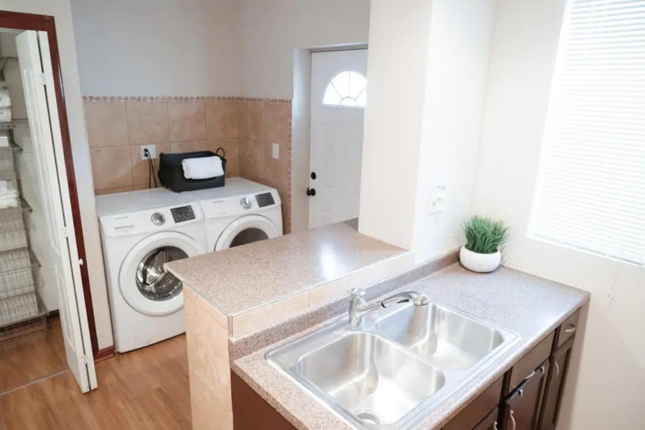 Apartment 2br Airy & Tidy With Free Covered Parking - Modern