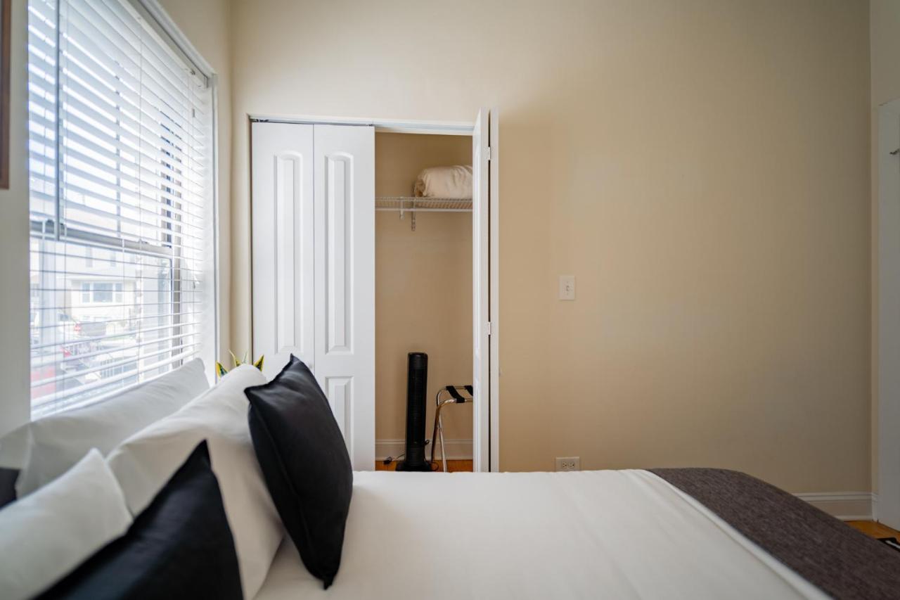 3-bedroom Gem With In-unit Laundry - Lawndale 1 & 2 Rep Appartement