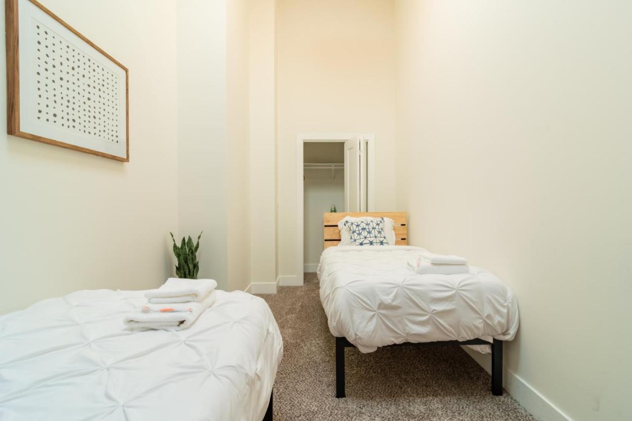 Mccormick Place 420 Friendly 3br In Downtown With Optional Parking Sleeps 8 Guests Near Soldier Field, Grant Park And Lakefront Trail *