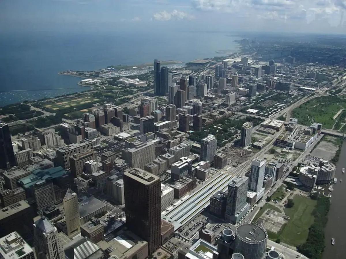 2br Airy & Tidy With Free Covered Parking - Modern Apartment