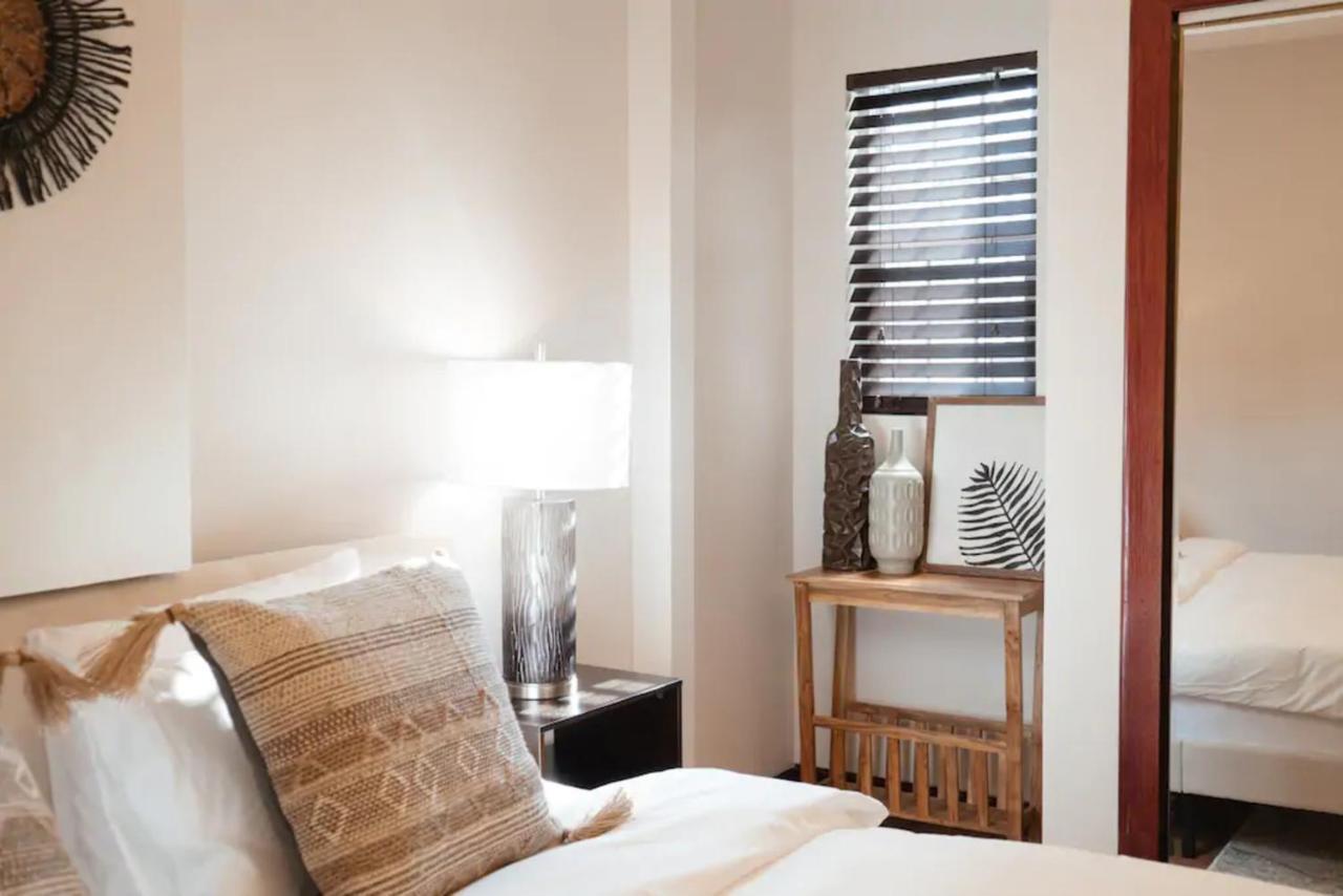 2br Airy & Tidy With Free Covered Parking - Modern Apartment Chicago