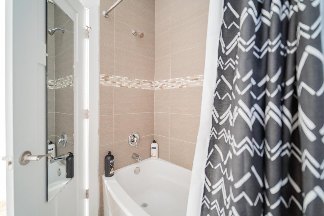 Appartement 3-bedroom Gem With In-unit Laundry - Lawndale 1 & 2 Rep *