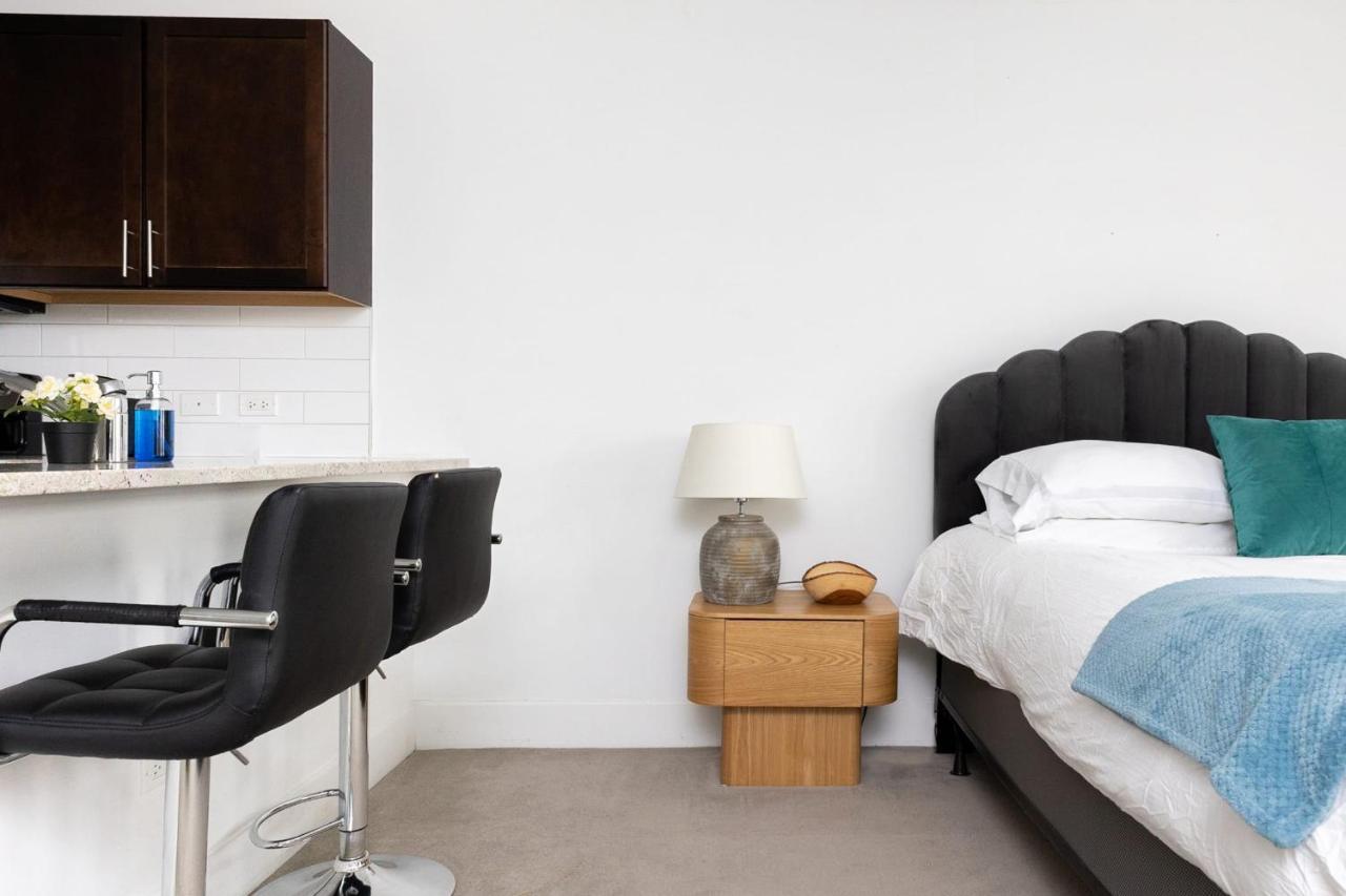 Frontdesk Debonair Studio Apt With View *