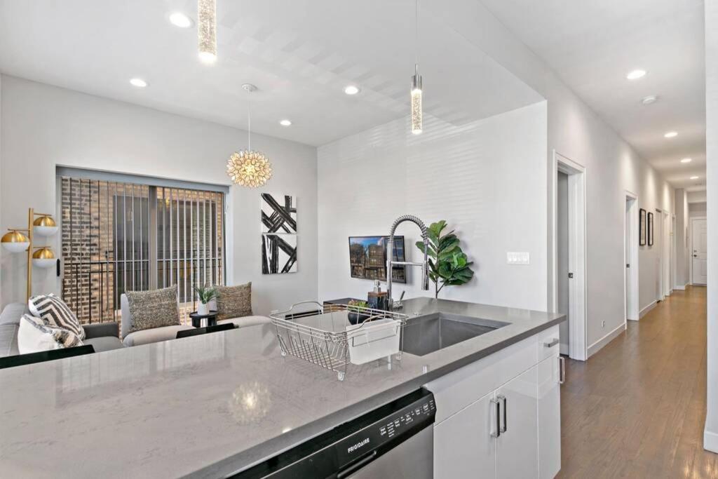 Apartment Cozy & Modern 3br - Division 201w 301w Rep Chicago