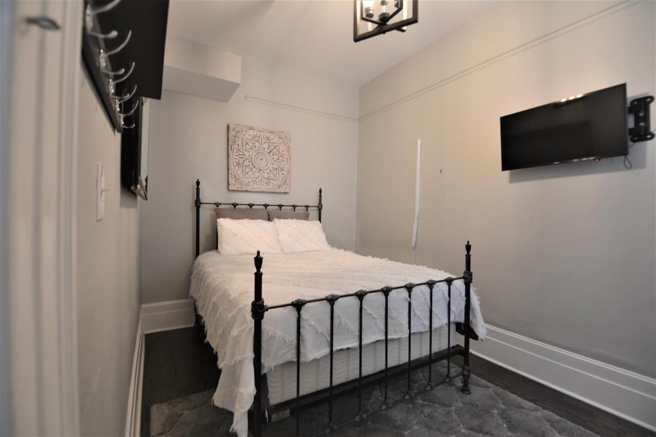 Penthouse Level, Stunning Wrigley Apartment *