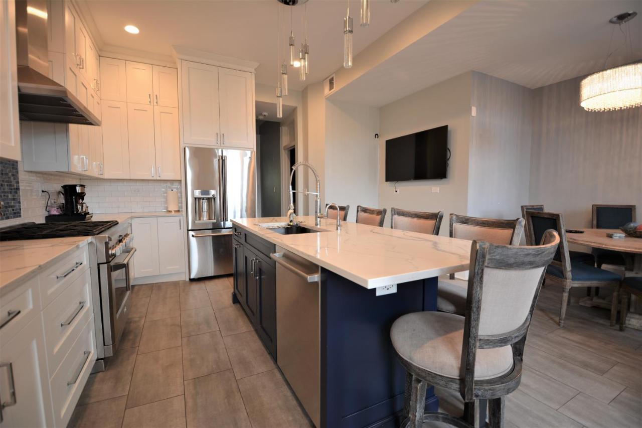 Apartment Penthouse Level, Stunning Wrigley *