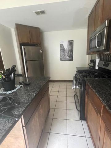 Clean, Spacious, Inexpensive Queen Br Guest house Chicago