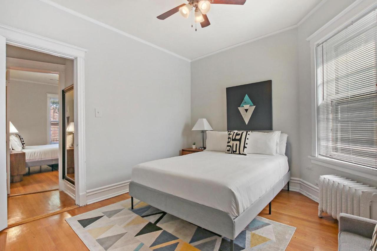 Stylish And Expansive 2br With Balcony - Buckingham 3 Chicago
