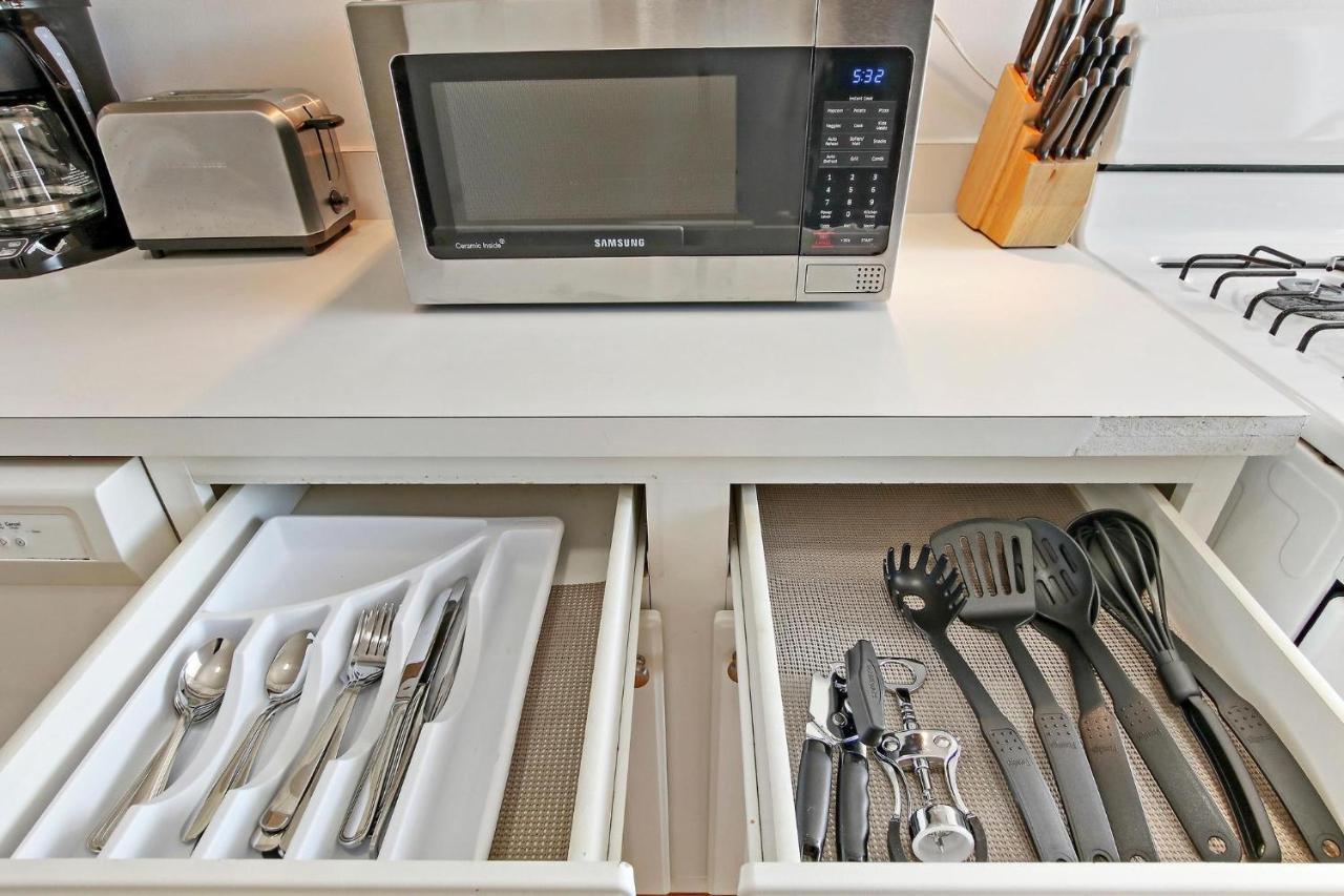 Stylish And Expansive 2br With Balcony - Buckingham 3 Apartment Chicago