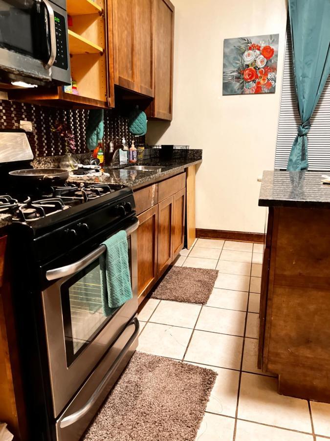 Clean, Spacious, Inexpensive Queen Br Casa de hóspedes