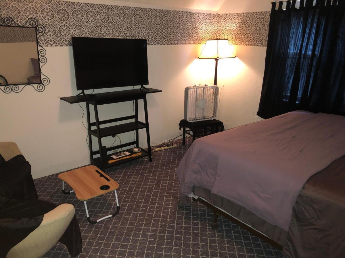 Cheerful Bedroom Free Parking Approx 15 Mins To Downtown Chicago! Homestay