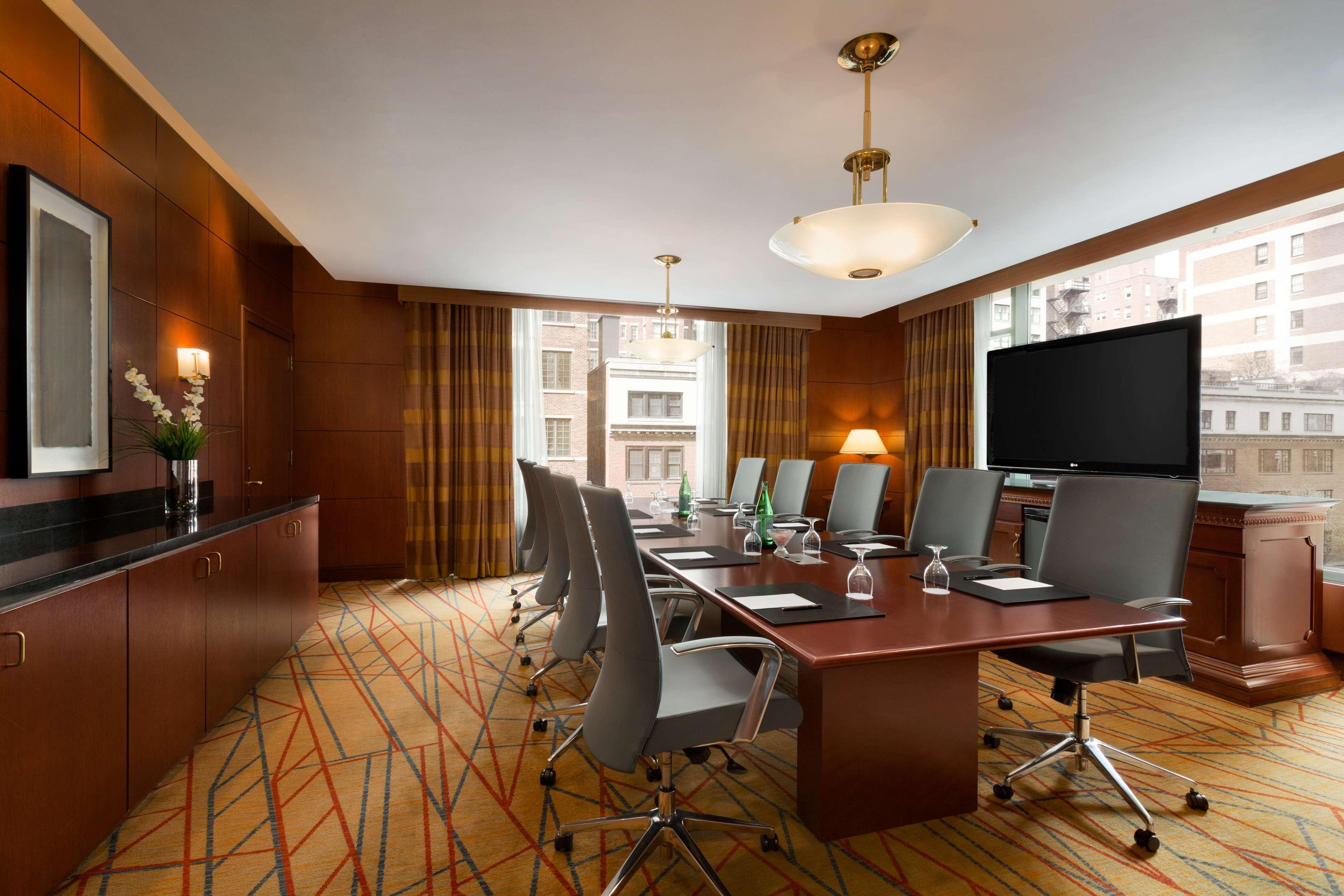 Hilton Chicago/magnificent Mile 3*