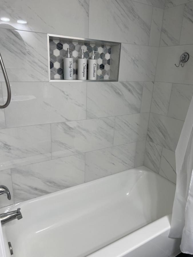 Adorable 2 Bedroom With Free Street Parking * Chicago