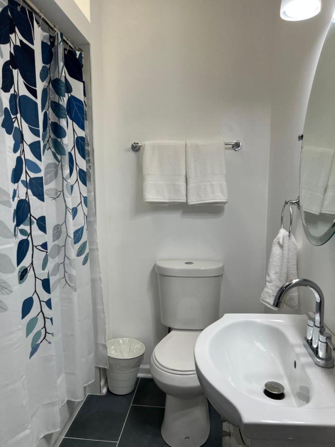 Adorable 2 Bedroom With Free Street Parking *