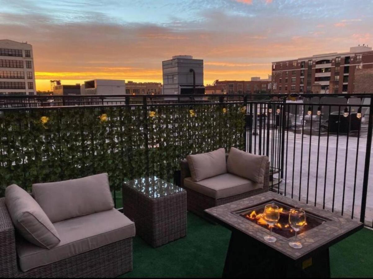 Luxury 3Br Spacious Suite Sleeps 8 Guests With Patio, Skyline View, Optional Parking And Gym Access Near Mccormick Place And Lakefront Chicago