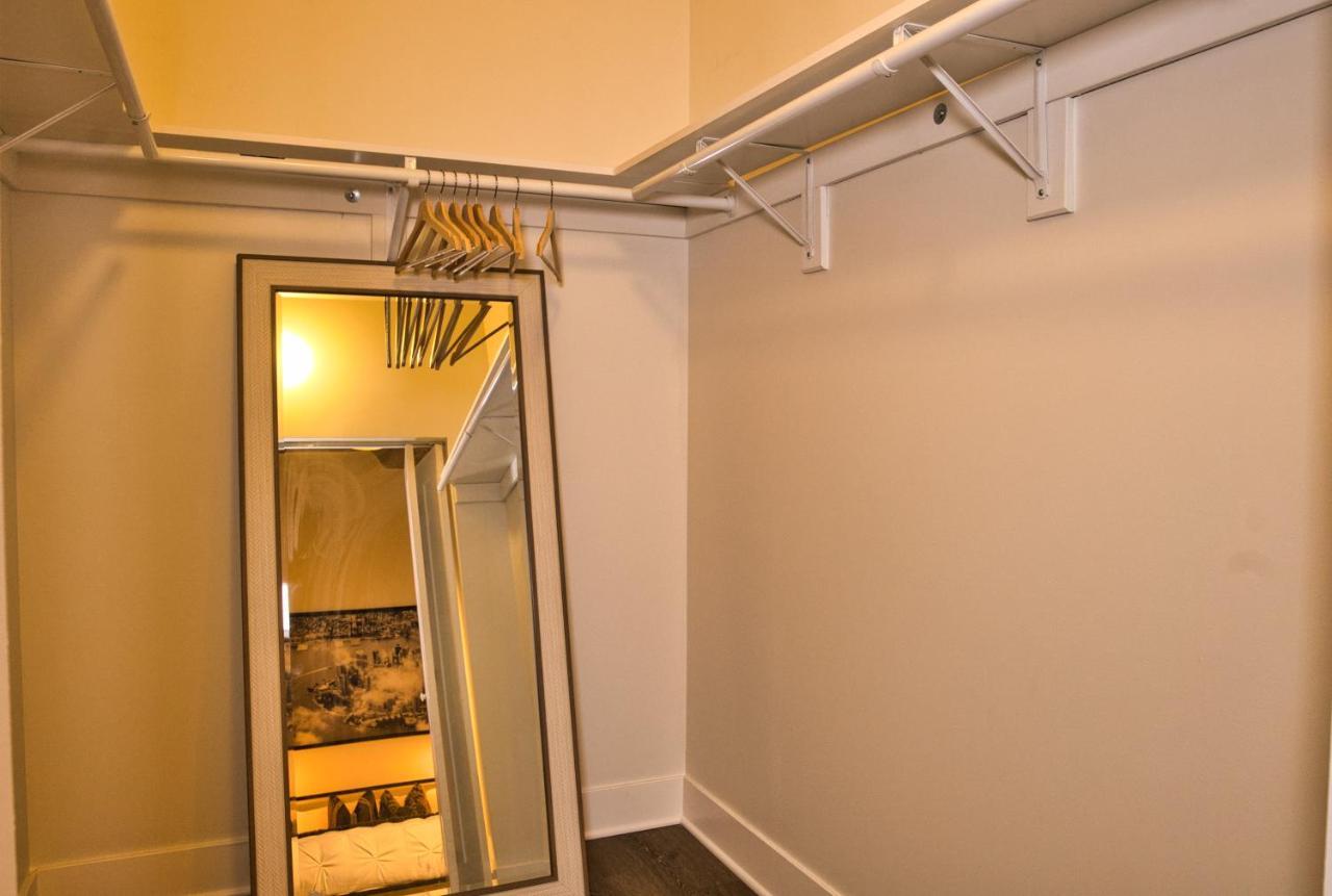 Apartment Luxury 3Br Spacious Suite Sleeps 8 Guests With Patio, Skyline View, Optional Parking And Gym Access Near Mccormick Place And Lakefront *
