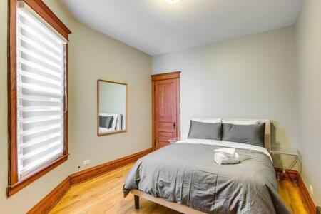 Garage Parking - Vintage Charm - And A Fabulous Location! Easily Enjoy The Of Chicago! Apartment