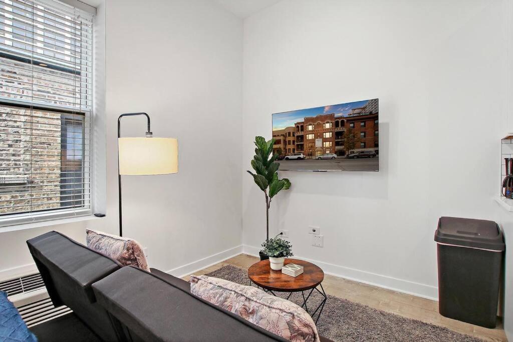 With Laundry, Near Shops! - Montrose 316 & 318 Chicago