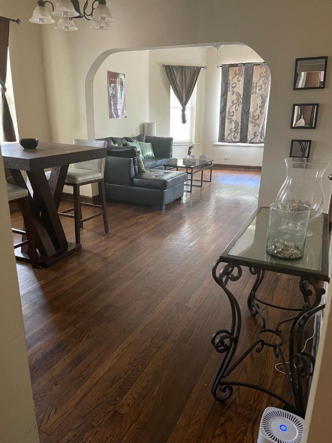 Clean, Spacious, Inexpensive Queen Br Casa de hóspedes Chicago