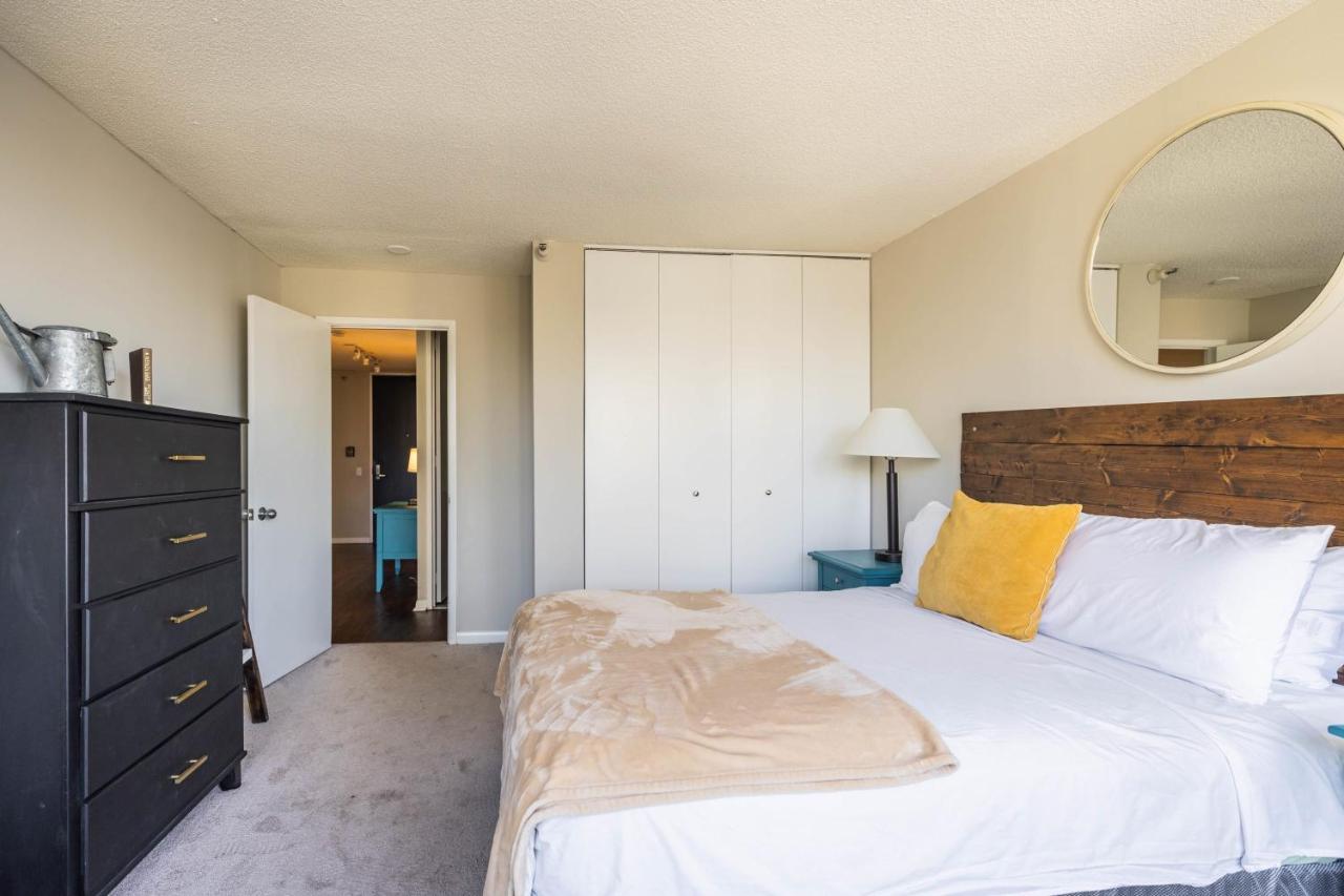 Apartment 3br Stunning Spacious Sky Loft Indoor Pool, Parking & Incredible Views Chicago