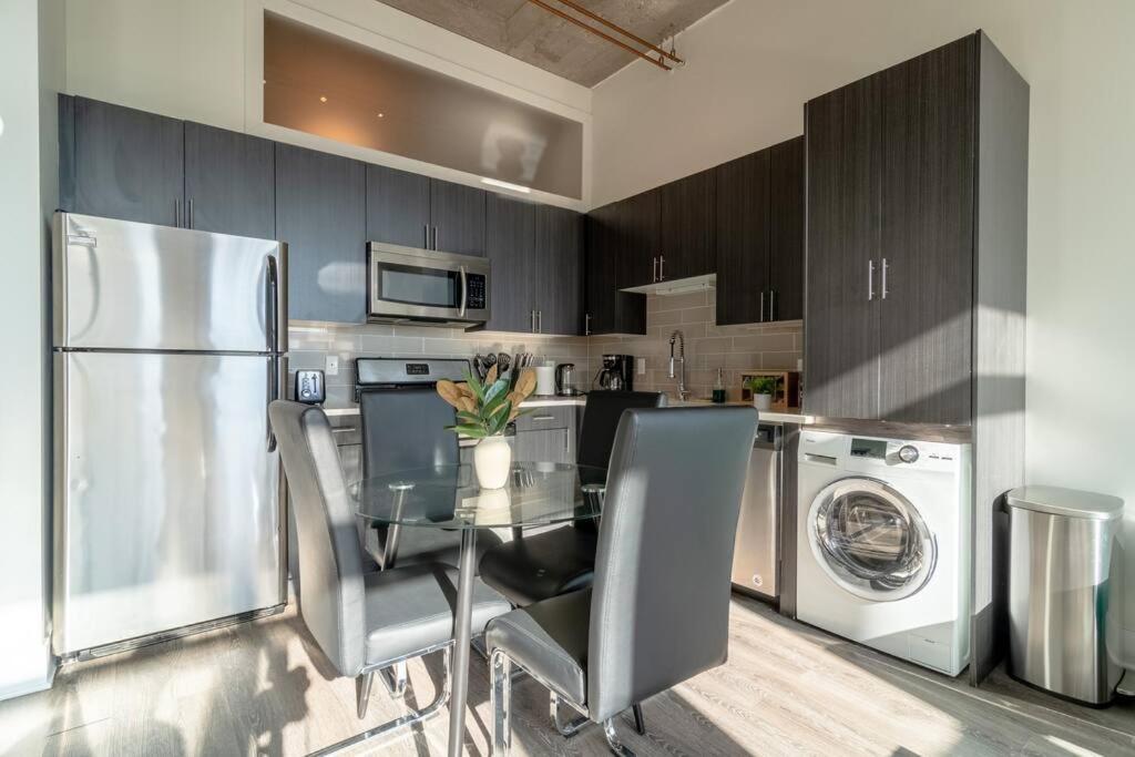 Spacious 2br Vacation With View, Optional Parking And Gym Near Mccormick Place & Downtown Attractions Apartment