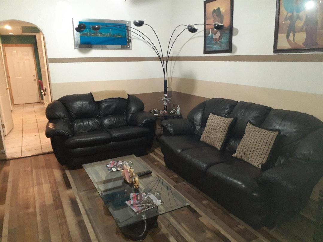 Cheerful Bedroom Free Parking Approx 15 Mins To Downtown Chicago! Homestay *