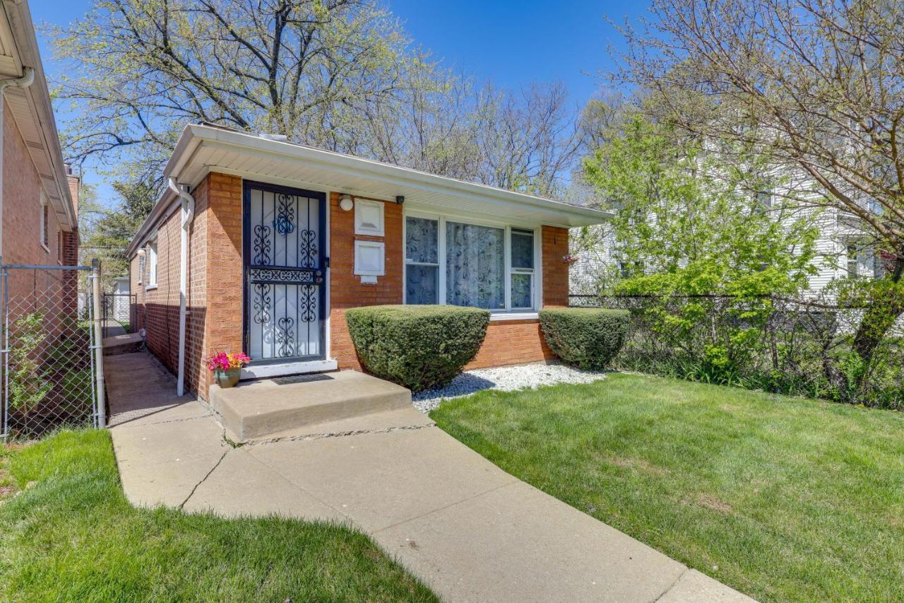 Near Navy Pier And Shedd Aquarium!