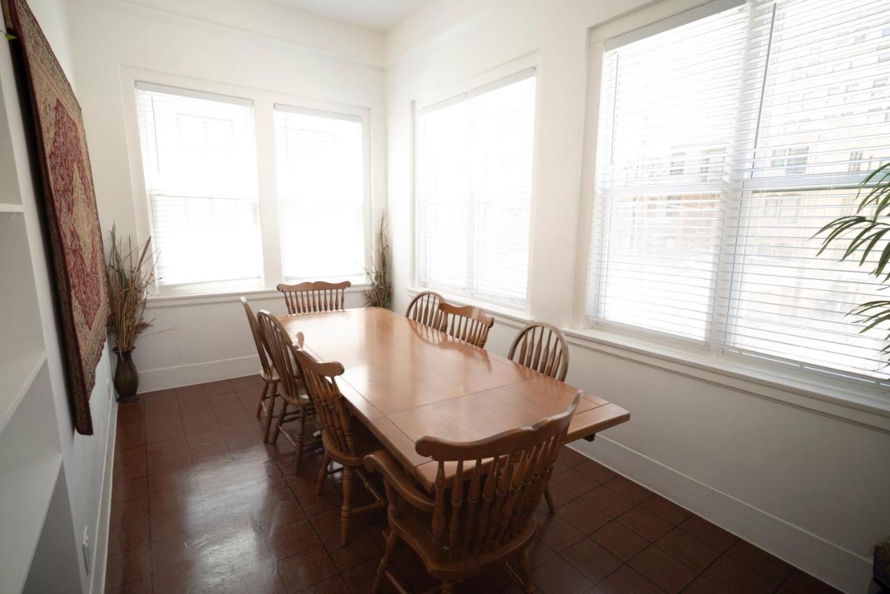 Stone Mansion Sleeps 10-20 Free Tv & Parking Chicago