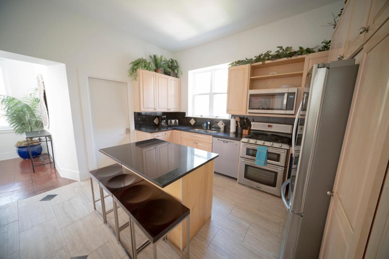 Stone Mansion Sleeps 10-20 Free Tv & Parking *