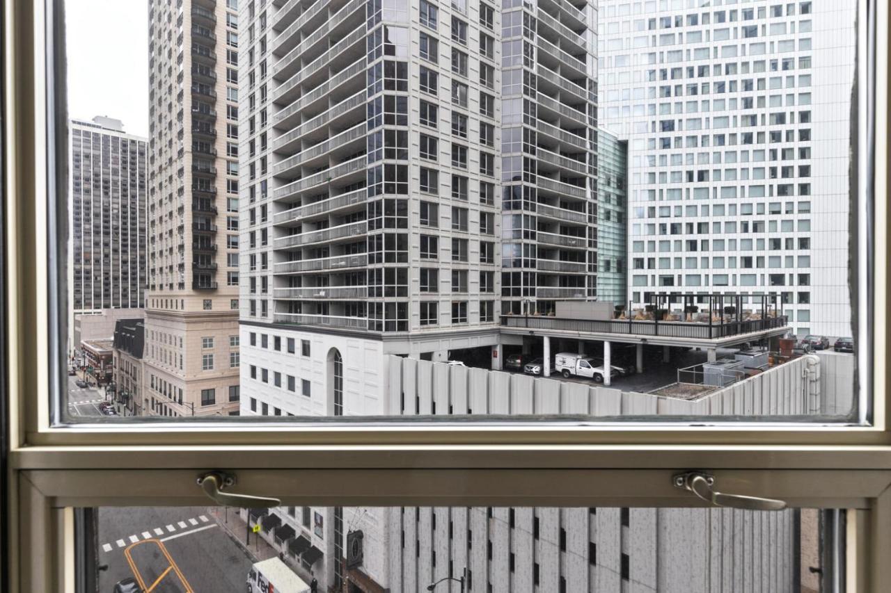 Gold Coast 1br W Deck Gym Lounge 1 Block To L Chi-650 Apartment Chicago