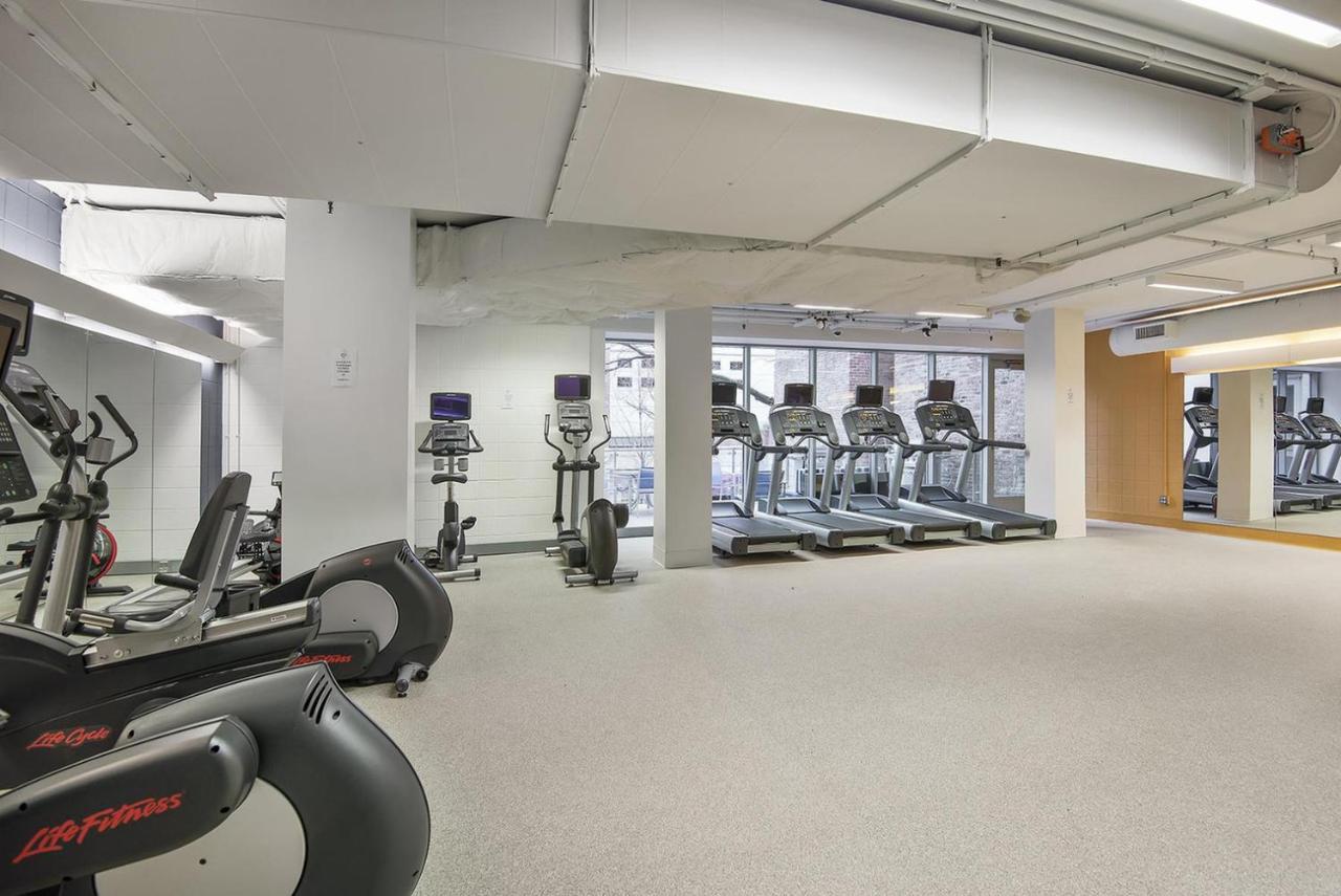 Gold Coast 1br W Deck Gym Lounge 1 Block To L Chi-650 Chicago