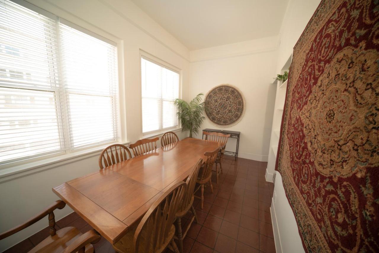 Stone Mansion Sleeps 10-20 Free Tv & Parking