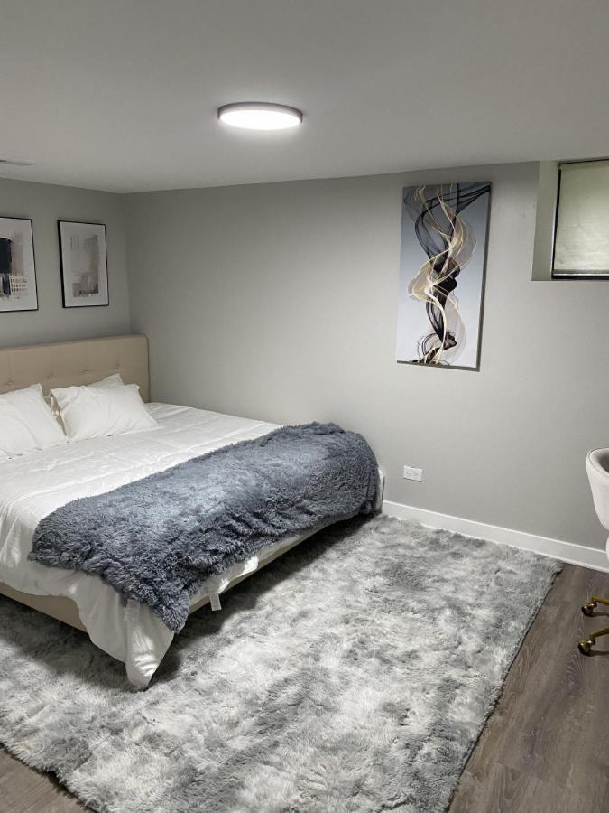 Modern 3 Bedroom Close To Downtown Apartment *