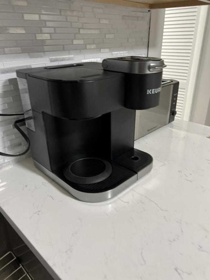 Modern 3 Bedroom Close To Downtown Apartment