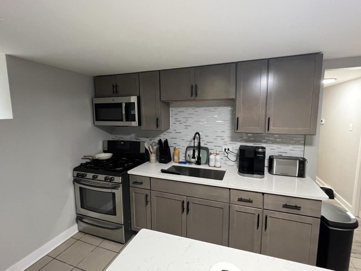 Modern 3 Bedroom Close To Downtown Apartment