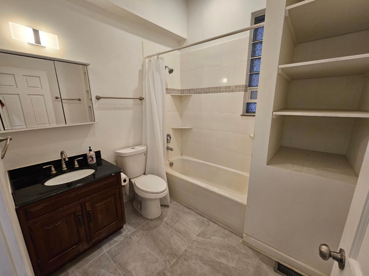 Apartment Club Salon Sleeps 10-20 Free Parking & Tv *