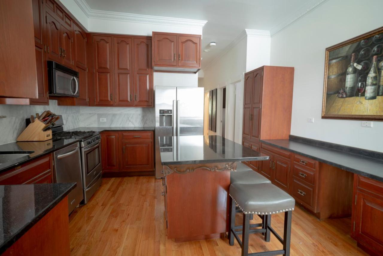 Apartment Club Salon Sleeps 10-20 Free Parking & Tv