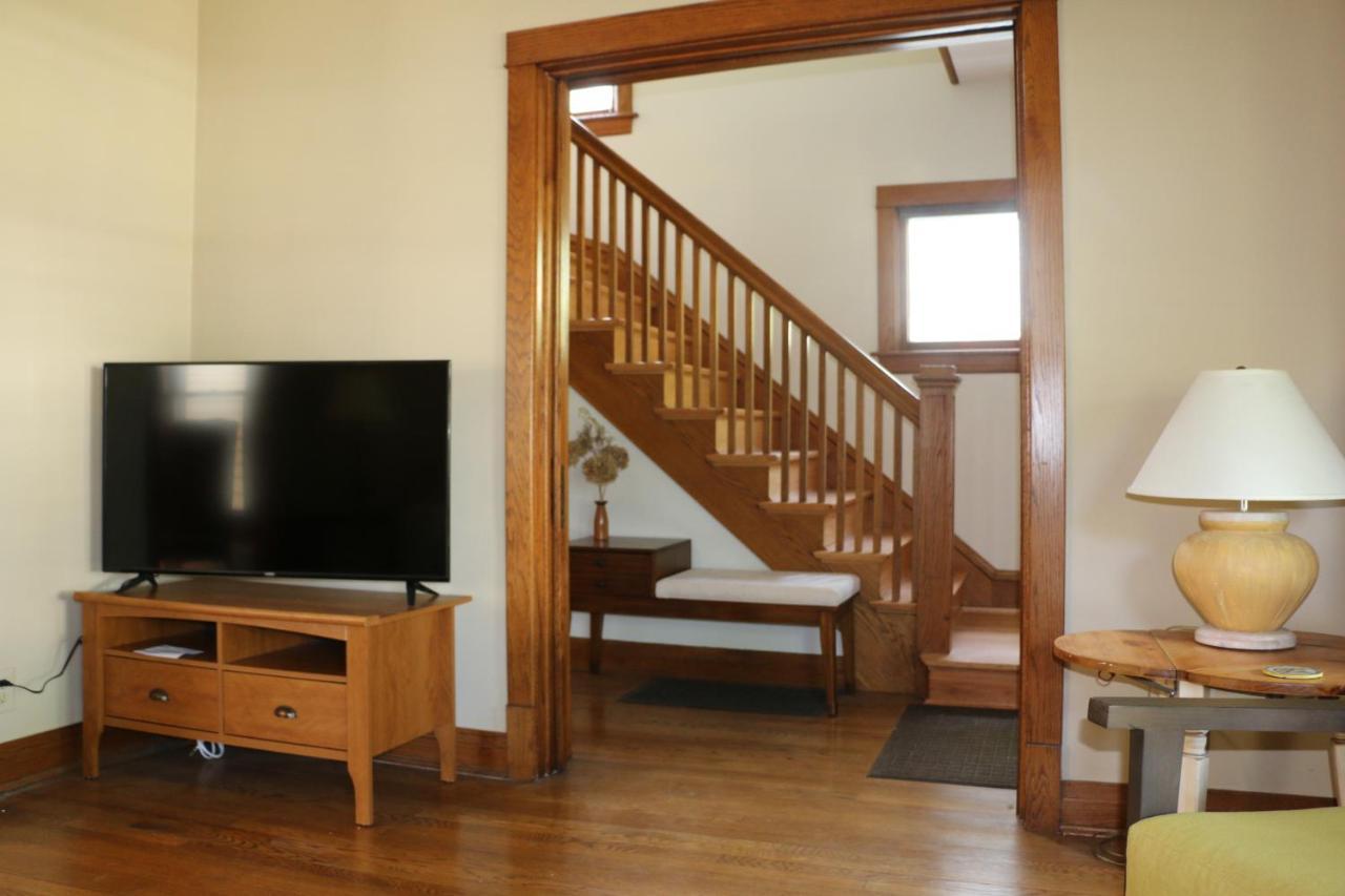 Holiday home Historic With Outdoor Hot Tub Near Downtown In Public Transportation Hub Chicago