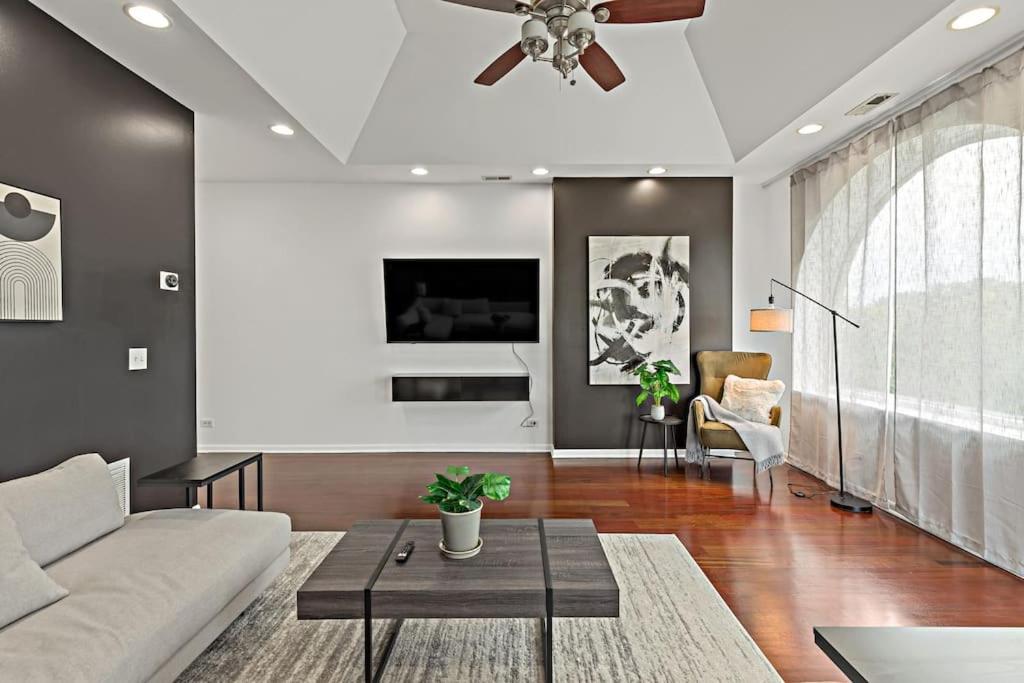 The Penthouse, Lux Near Downtown, Uofc & Apartamento *