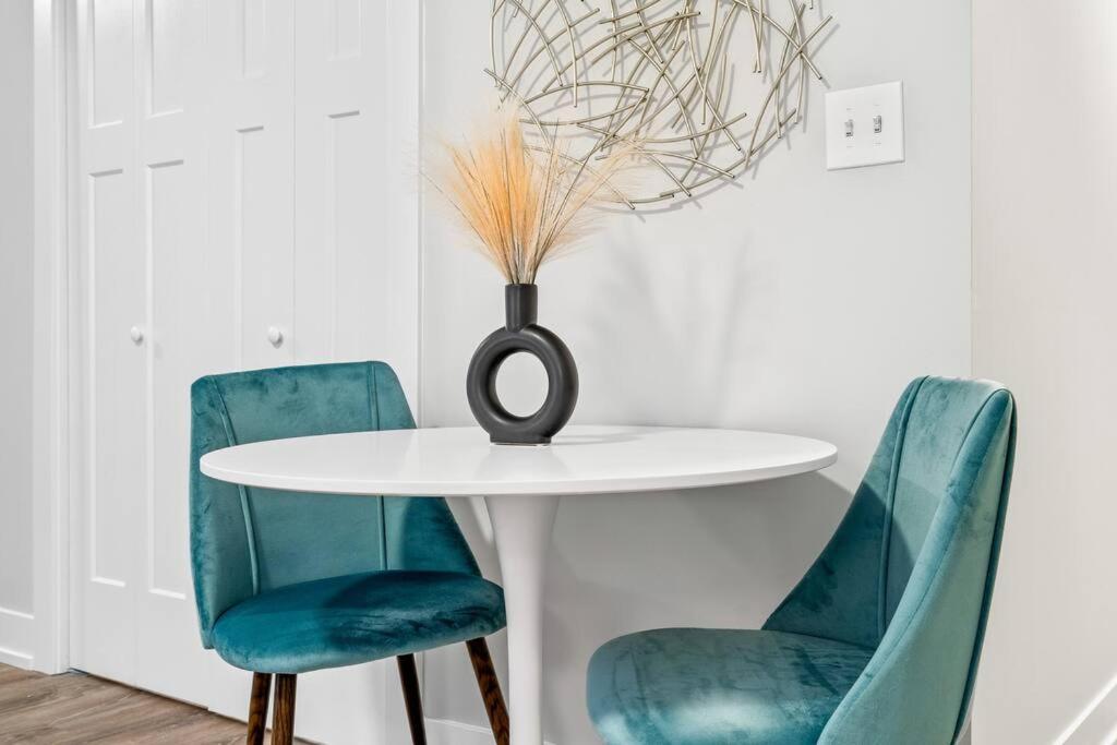 1-bedroom Chic With Laundry - Brompton 55-57 Rep Appartement Chicago