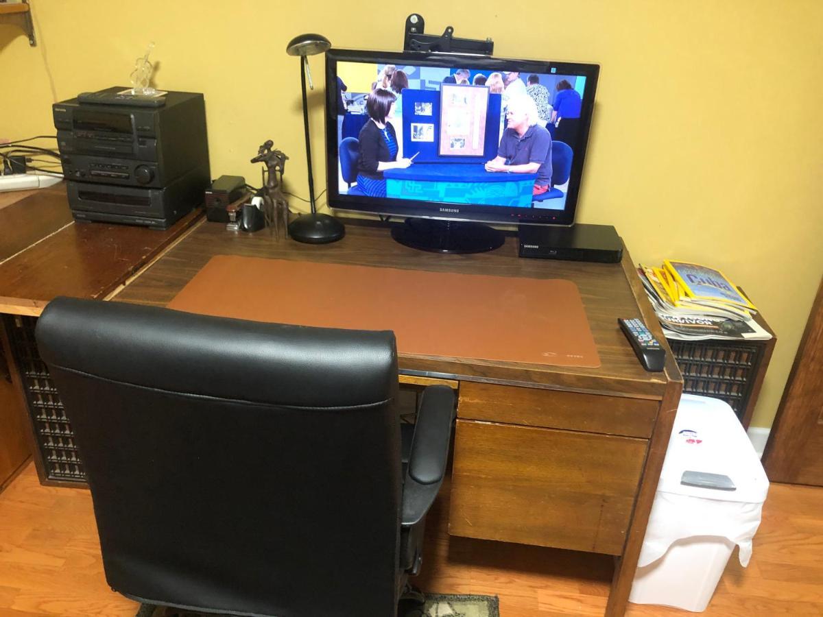 A Secluded Bedroom With A Private Full Bathroom Homestay Chicago