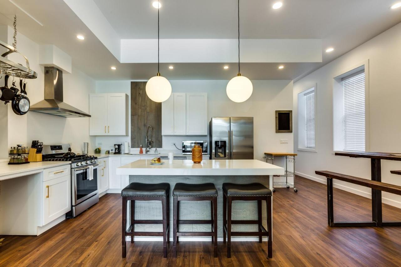 Apartment Converted Store Front Lets Live Like A Local In The Heart Of It All! Chicago