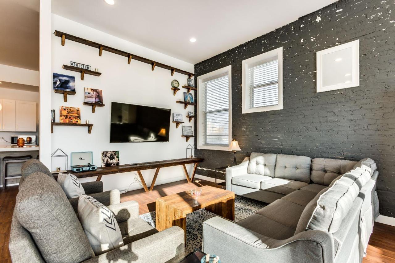 Apartment Converted Store Front Lets Live Like A Local In The Heart Of It All! Chicago