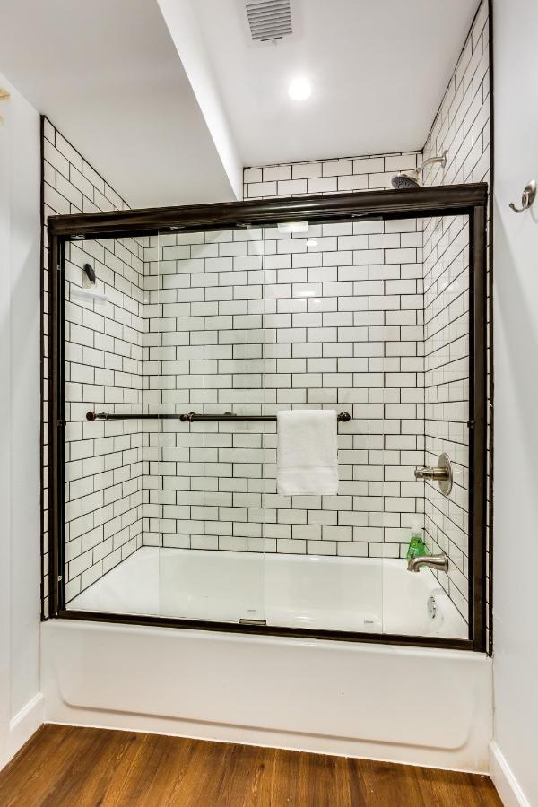 Converted Store Front Lets Live Like A Local In The Heart Of It All! Apartment Chicago